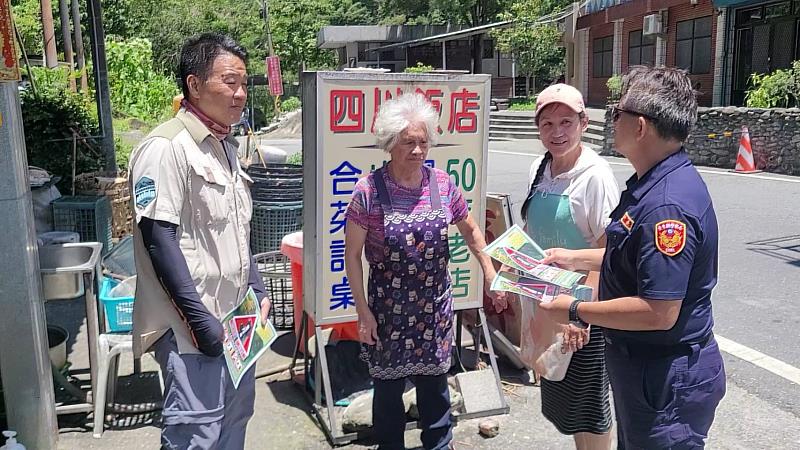 臺東關山警分局攜手林業署張貼「熊出沒 請注意」海報 並宣導「求生五部曲」