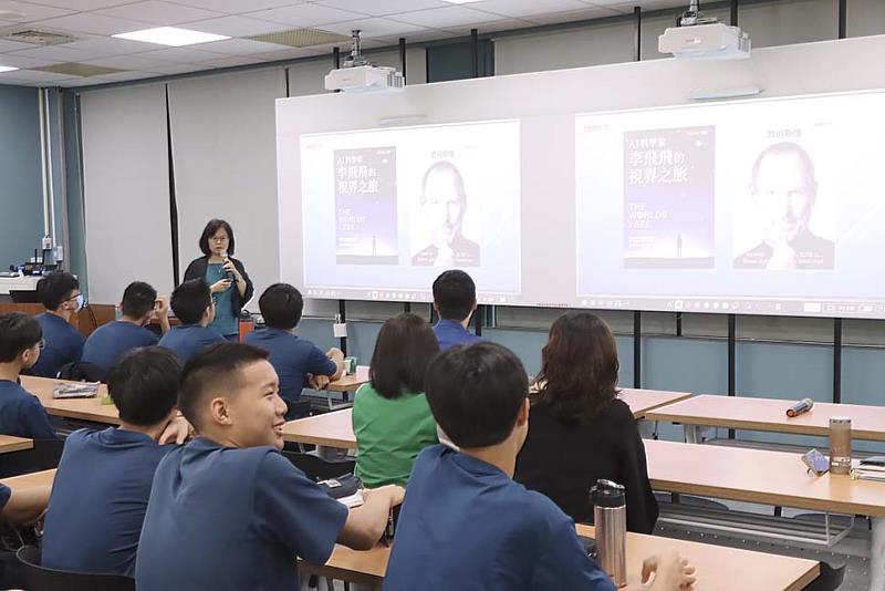 天下文化副總編輯陳雅茜導讀科普書籍《AI科學家李飛飛的視界之旅》，台下學生認真聆聽。