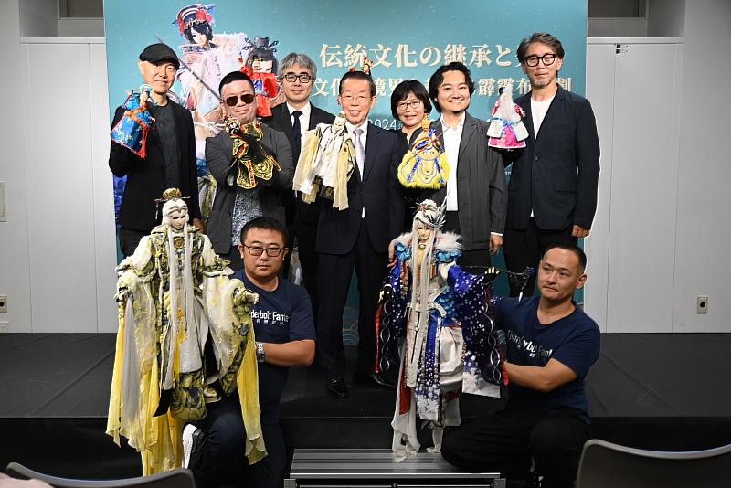 駐日大使謝長廷（中）、霹靂國際多媒體總經理黃亮勛（右2）、《東離劍遊紀》編劇虛淵玄（左2）等人為「傳承與創新—霹靂布袋戲跨界IP展」揭幕。