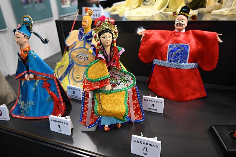 「傳承與創新—霹靂布袋戲跨界IP展」展出生、旦、淨、末、丑、雜等傳統戲偶，讓日本民眾認識各個角色的定位。