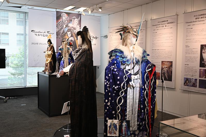 「傳承與創新—霹靂布袋戲跨界IP展」展出寶塚衣裝及東離劍遊紀戲偶，讓觀眾近距離欣賞其精緻的作工細節。