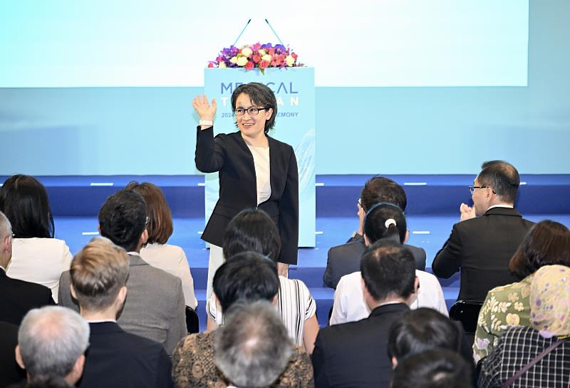蕭美琴副總統20日出席醫療展，承諾政府將協助業者打造跨領域產業聚落，讓醫療產業成為台灣的新「護體神山」。(貿協提供)