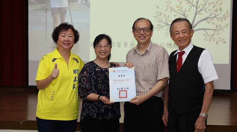 縣議員鄭美琴(左起)、社會處長陳欣怡感謝曾敏傑教授和丁桐源先生的協助。