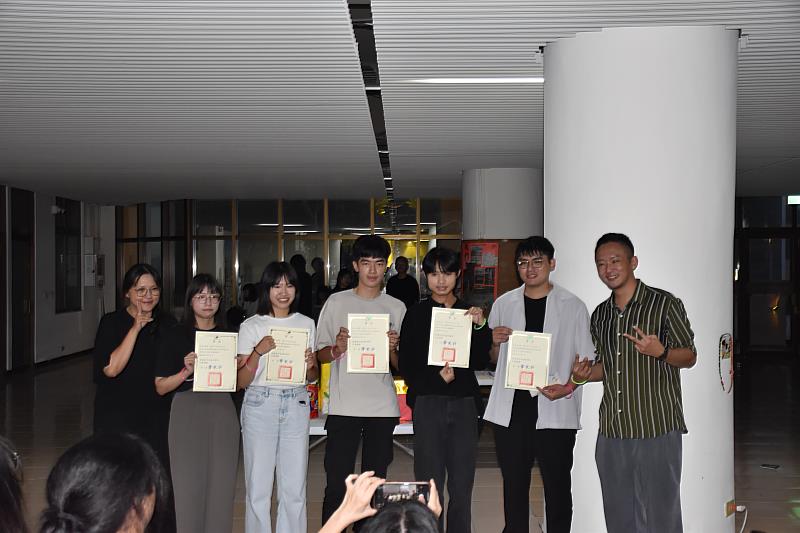 「三．植．山」獲得校內畢業專題製作第三名，團隊接受表揚