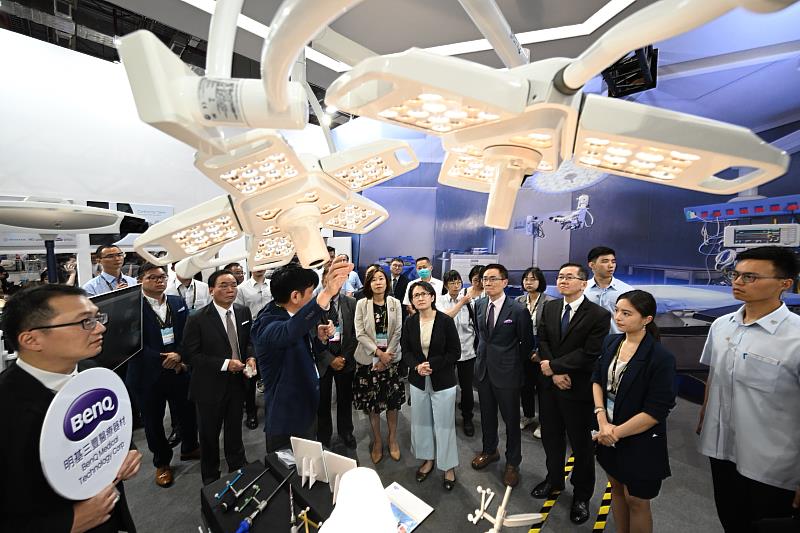 蕭美琴副總統走訪今年新增設的「智慧醫療主題館」及「遠距醫療暨智慧醫材主題館」，並與業者進行了熱烈的交流。(貿協提供)