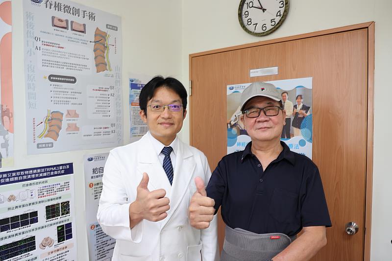 黃先生(右)說，很感恩洪祥益主任(左)瓦解他的疼痛，改善了他的生活品質，他如今是一位健康快樂的老人家了。