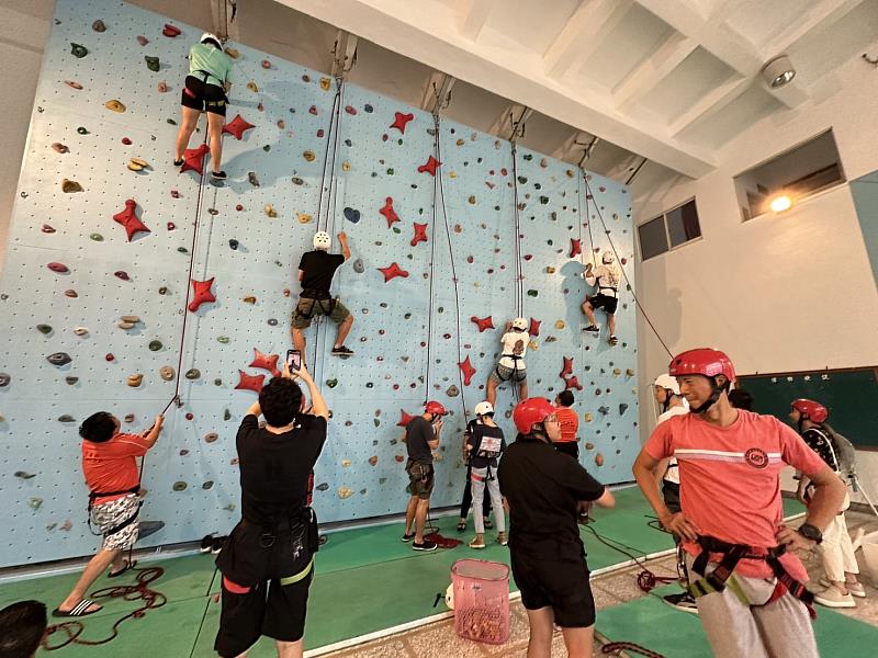 訓練班攀岩繩索訓練課程。