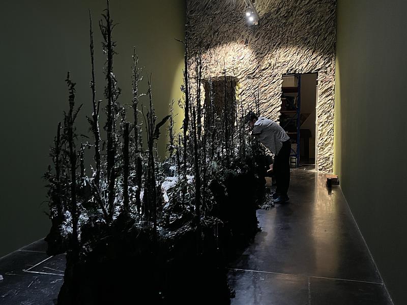 《複眼叢林》將於本週末在馬來西亞伊爾罕美術館登場，張徐展於展場調整作品細節。
