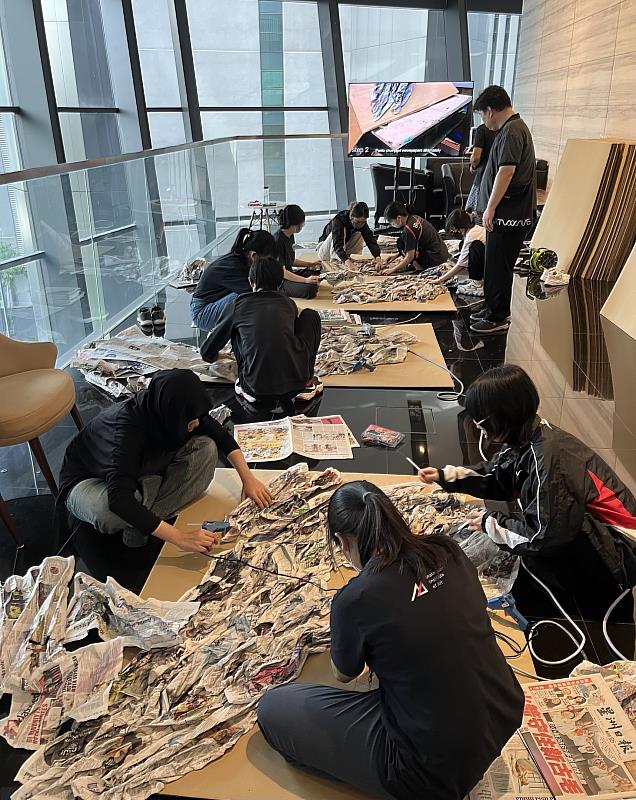 為呈現臺灣藝術家張徐展作品《熱帶複眼》的視聽效果，馬來西亞藝術學院師生協力打造紙牆，用於包覆展廳空間。
