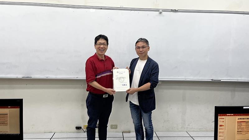 呂傑華教授致贈感謝狀予永豐金控陳佳興資深副總經理。