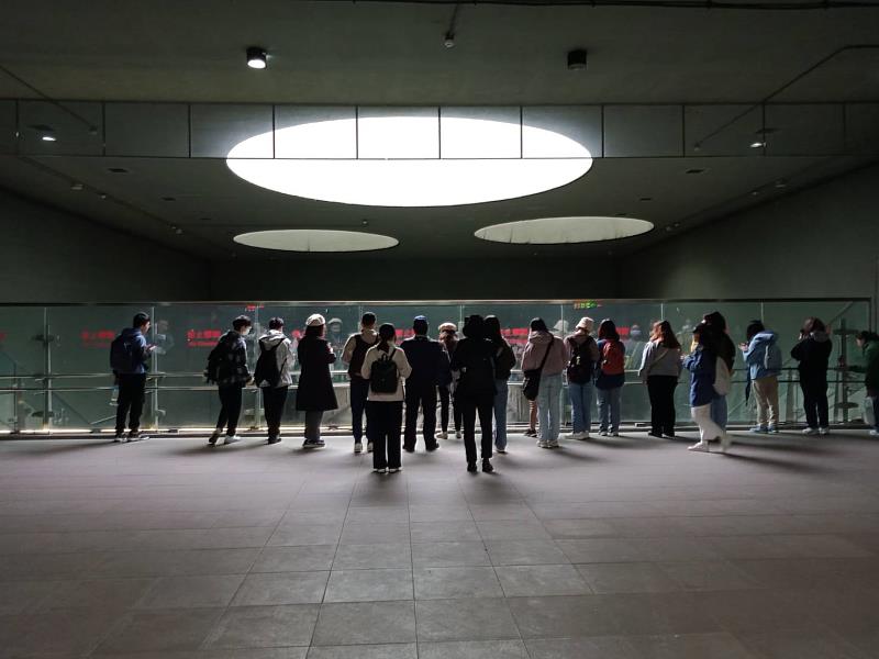 3月1日的鳳林走讀行程，在邱上林老師帶領下，觀賞林榮新光車站建築。