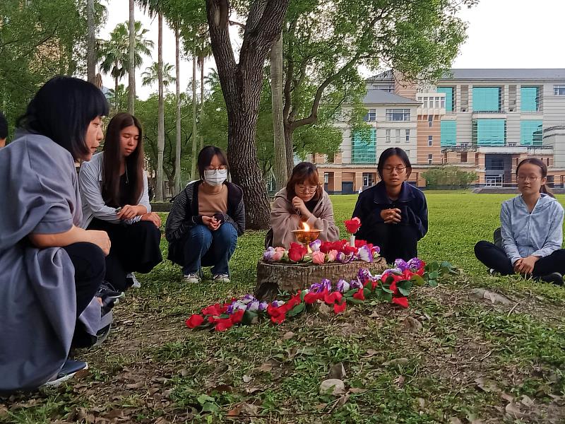 詩人葉覓覓帶領同學們進行聖火儀式，為震後的花蓮祈福。