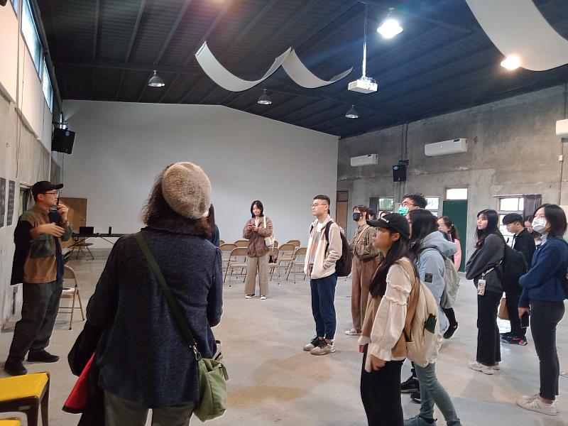 3月15日的豐山村走讀，楊富民講師向同學介紹大同戲院整建過程。
