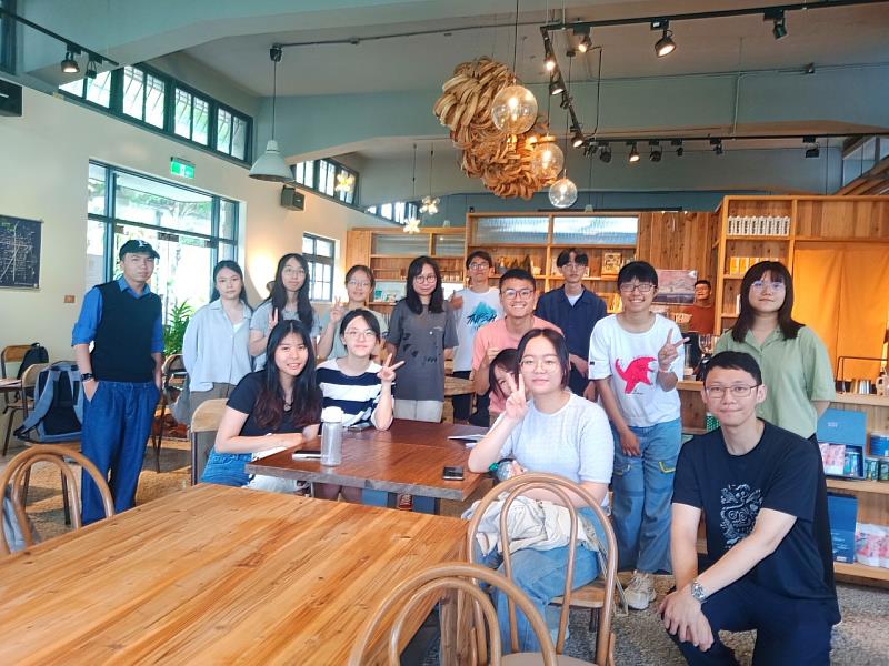 5月18日花蓮市區走讀行程結束後，陳昱文老師與同學於樂見里書店進行團體合照。