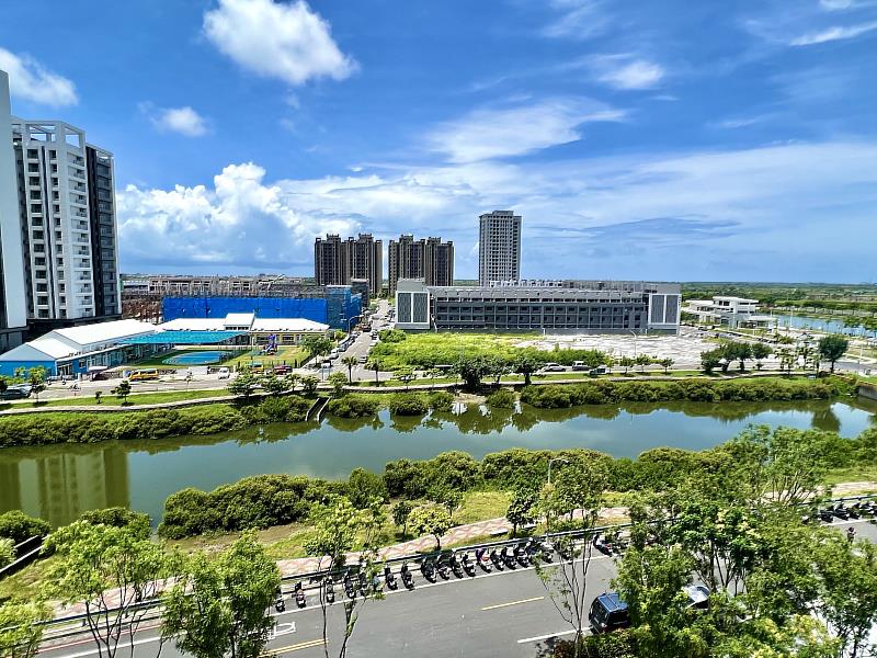 信義房屋陳泓文表示，九份子重畫區是台南首座綠能低碳社區，腹地內更有獨特生態河，友善的生態環境特別適合親子客群。