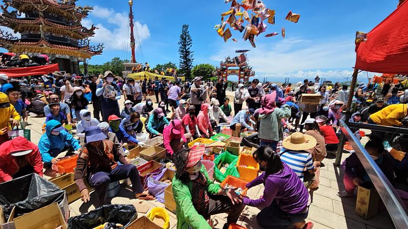 廟方循往例準備3400斤糖果分送給鄉親和現場上千名信眾熱鬧分享，象徵漁穫豐收、滿載而歸