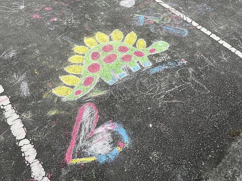 「六色彩虹塗塗抹抹」活動，民眾可向服務台免費領取六色粉筆，自由塗抹於園區柏油路地面