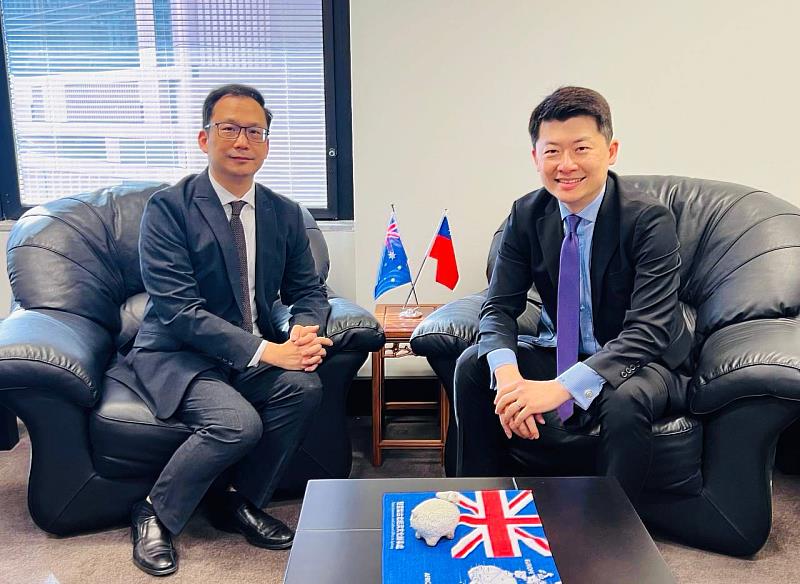 吳正偉處長(右)肯定夏普澳洲公司經營有成是台灣之光
