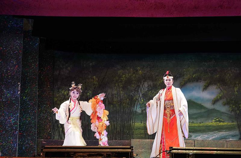 「明華園戲劇團」22號晚間帶來精選傳統戲目八仙傳奇系列大戲《蓬萊仙島》。