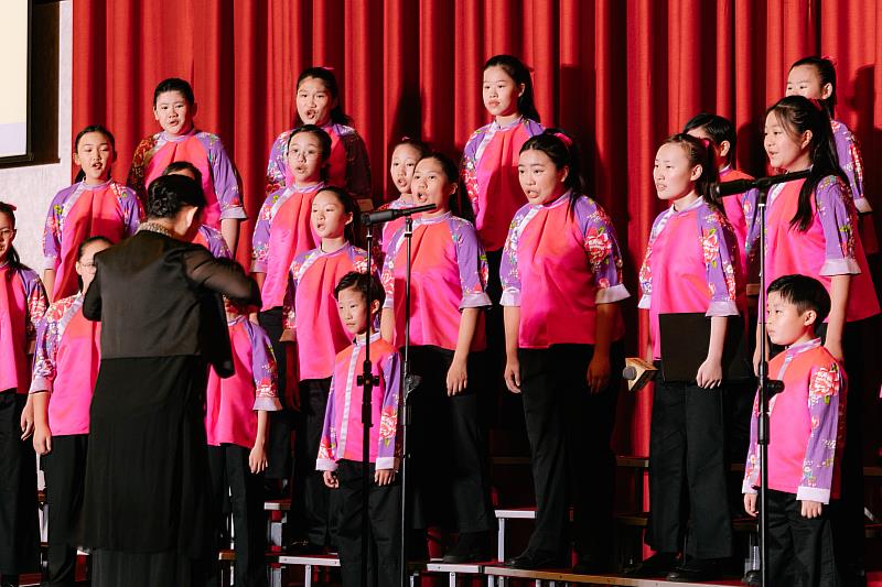 圖4 國立客家兒童合唱團一連演唱多首客語歌曲