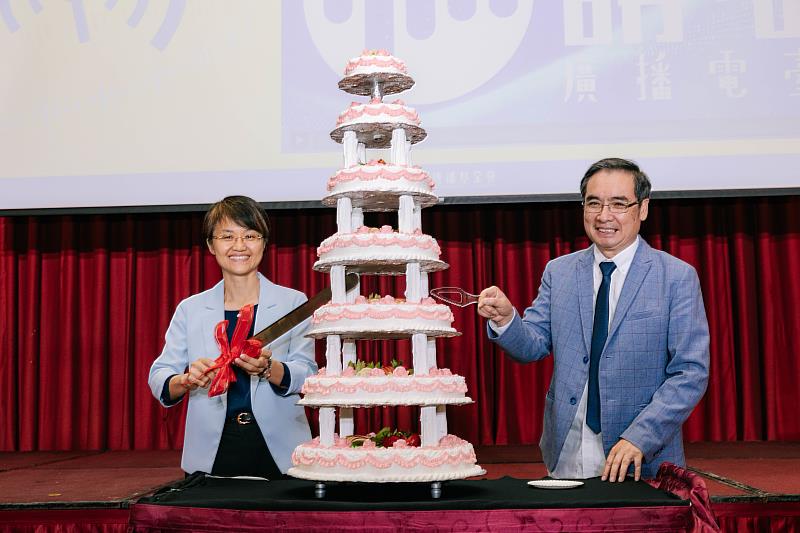 圖5 由客委會主委古秀妃及客傳會董事長陳板一起切下7層高的蛋糕