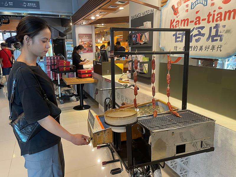 崑大旅遊系112級畢業生越南籍阮登瓊娥體驗在復古香腸攤打彈珠