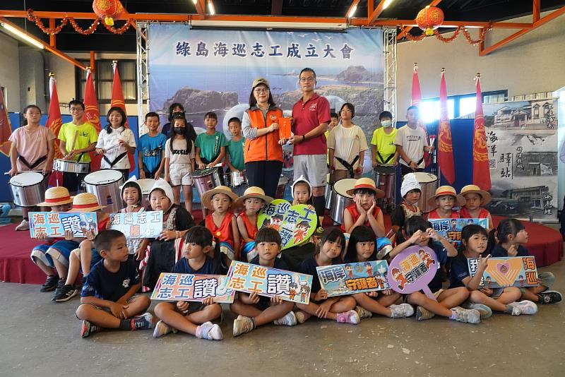 與公館國小、綠島國小及綠島幼兒園合影(左一：海洋委員會管碧玲主任委員、右一：綠島國小趙光華校長)