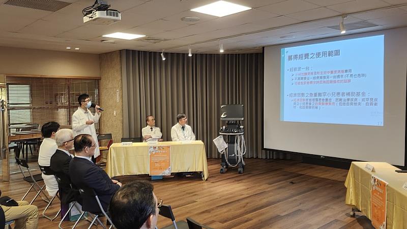 圖說四、兒童醫學部部主任陳建翰醫師(站立者)向出席貴賓說明捐贈經費的使用範圍