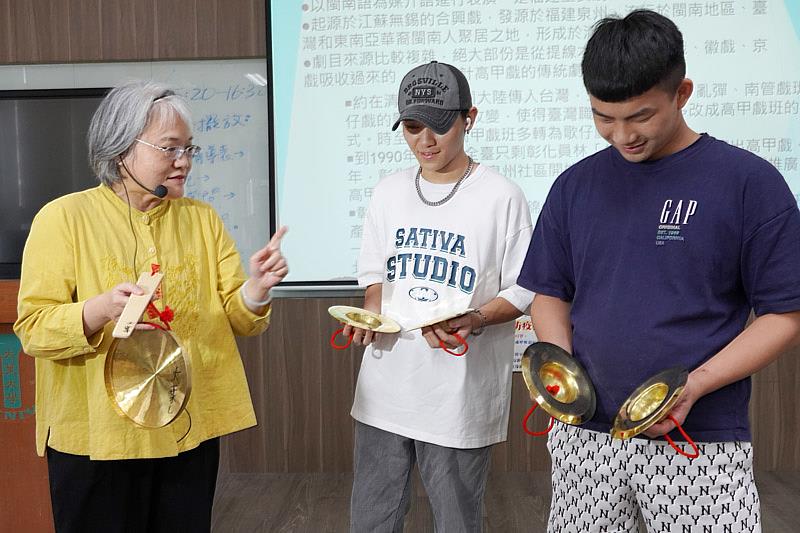 大葉大學通識教育中心廖賢娟老師(左)指導學生演奏高甲戲樂器