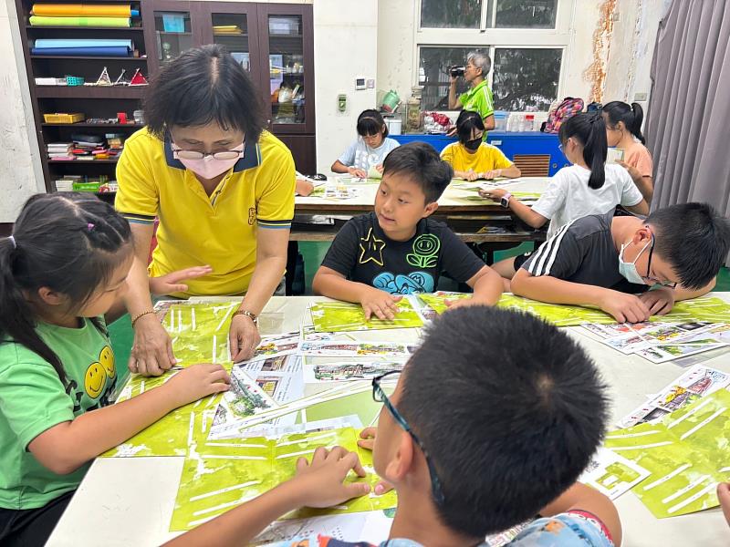 林家花園志工6月24日前進新北偏鄉學校,走訪瑞亭國小帶領學生體驗一頁立體書製作。</p>
<p>