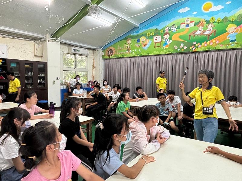 瑞亭國小學生專注聆聽並以逗趣的答案，熱情回應志工老師提問。