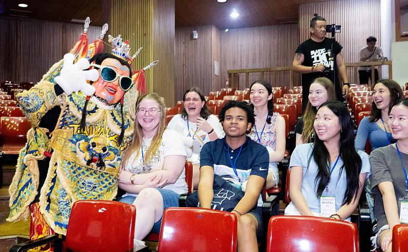 美國國務院NSLI-Y高中生華語獎學金暑期班始業典禮，安排電音三太子表演，與美國高中生互動。