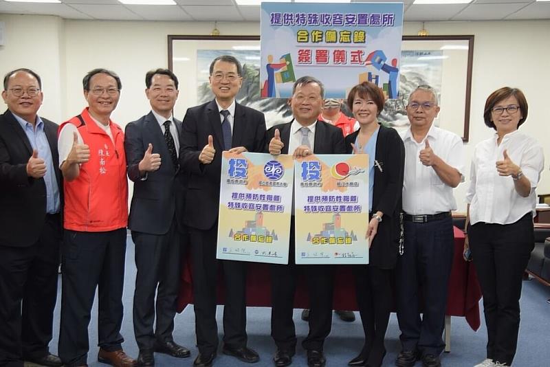 南投地區經常得面對當前極端氣候的挑戰，暨大主動投入協助「災防韌性」的承擔任務，暨大作為南投縣的一份子，去年卡努颱風來襲重創仁愛鄉，土石流釀成南豐、春陽、廬山等部落嚴重的災情，暨大緊急將研究生宿舍免費開放給受創災民緊急安置與避難，這是暨大從九二一迄今長期蓄積的韌性能量，以實際行動協助政府落實在災防韌性上，從而在今年與南投縣政府正式簽署「特殊收容安置處所」的建置，將具體扮演「全社會防衛韌性」的一環。
