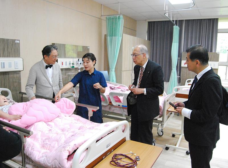 暨大走在「健康台灣」政策目標的前沿，去年成立護理暨健康福祉學院。暨大副校長兼主任秘書曾永平表示，為呼應政府的長照以及對於偏鄉醫療的重視，透過護理、長照系所的建置，解決護理師及長照人員嚴重不足的人才荒，並將與埔里基督教醫院透過BOT的方式建置長照村，導入日本、韓國以及挪威等國家的醫院、研究機構以及大學的經驗，建構偏鄉健康照護與長照的人才培育體系，有效解決偏鄉照護人力不足的困境。暨大前瞻性的作為，與賴總統所要推動「健康憲章」的計畫，留才增才、推動全人健康照護模式，以及加速智慧醫療的應用等目標，都不謀而合。