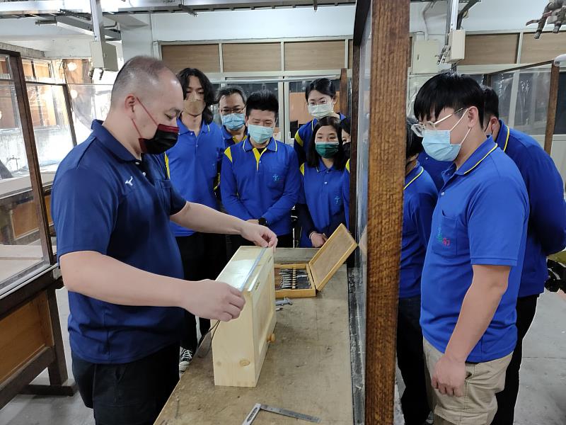 林彥甫(左1)於勞動部勞發署雲嘉南分署擔任木工訓練師