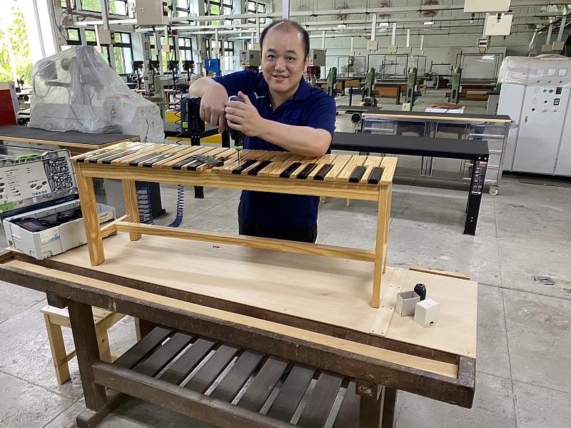 林彥甫擔任雲嘉南職訓中心木工訓練師，教導多位學員木工技術