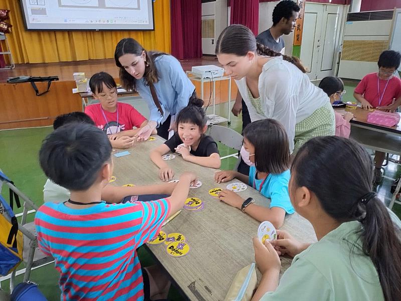 大葉大學英語系國際學生教三春國小小朋友學英文