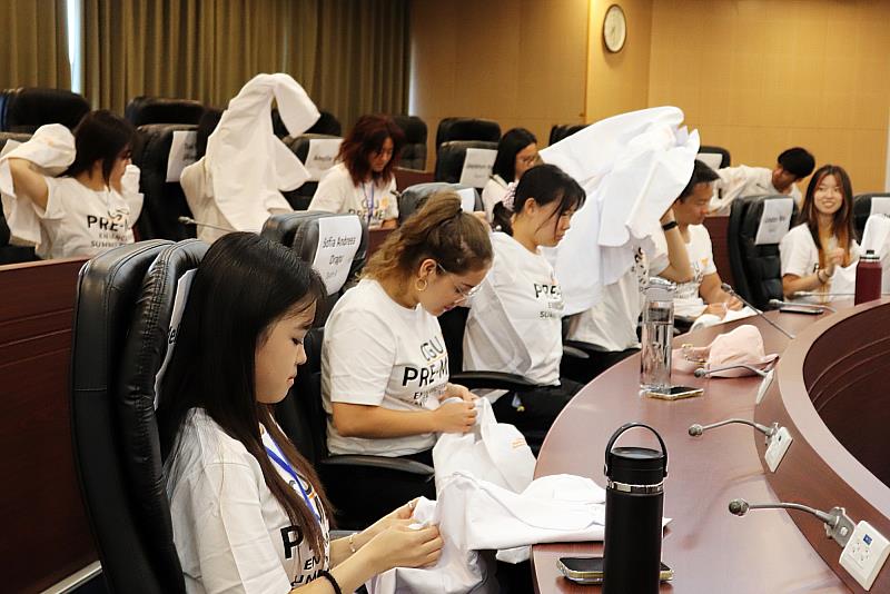 長庚大學為參加醫學預科課程的同學們製作白袍。