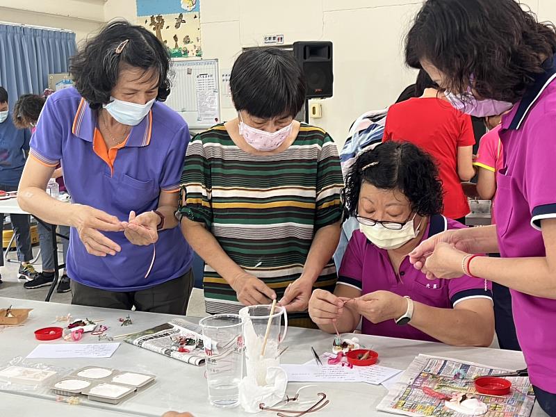 銀髮達人至社區分享不凋花擴香石作法(黃珮琳)