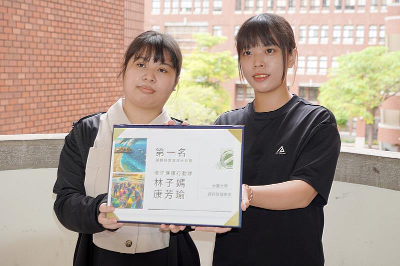 大葉大學資管系林子嫣(左)、康芳瑜(右)用AI設計的明信片榮獲第一名