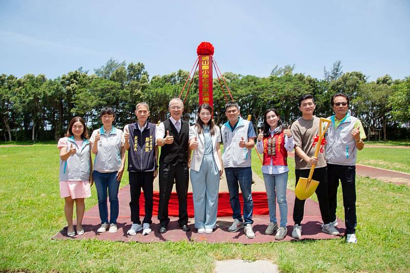 高市長於動土典禮與校長及議員、里長、貴賓們合照