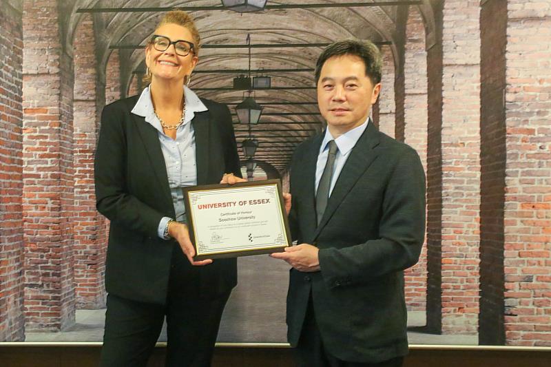 艾瑟克斯大學副校長Vanessa Potter(左)致贈伙伴學校證書，由東吳外語學院院長王世和(右)代表接受