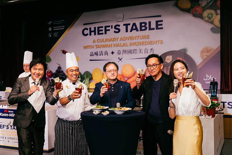 印尼主廚Chef Adie(左2)運用臺灣特有清真冬瓜茶磚調製日惹香料查,獲得來賓一致讚賞。(貿協提供)
