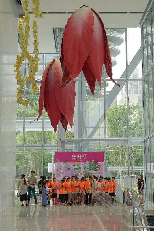 粉樂町校園導覽，帶領博愛國小參觀A25富邦人壽大樓大廳內大型藝術裝置。圖為科索沃藝術家Petrit Halilaj和西班牙藝術家Álvaro Urbano合作的巨型花朵雕塑裝置。