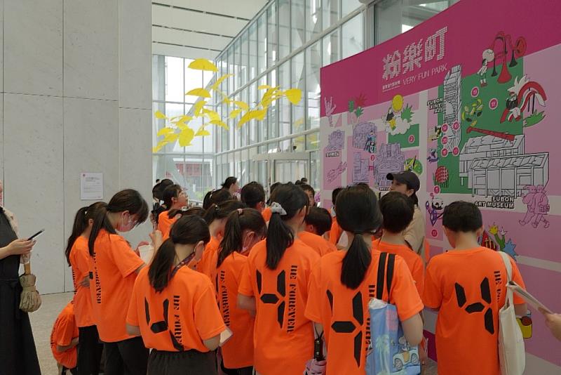 粉樂町校園導覽，帶領博愛國小參觀A25富邦人壽大樓大廳內大型藝術裝置。後方風動裝置為日本藝術家新宮晉作品〈Future Tree〉。