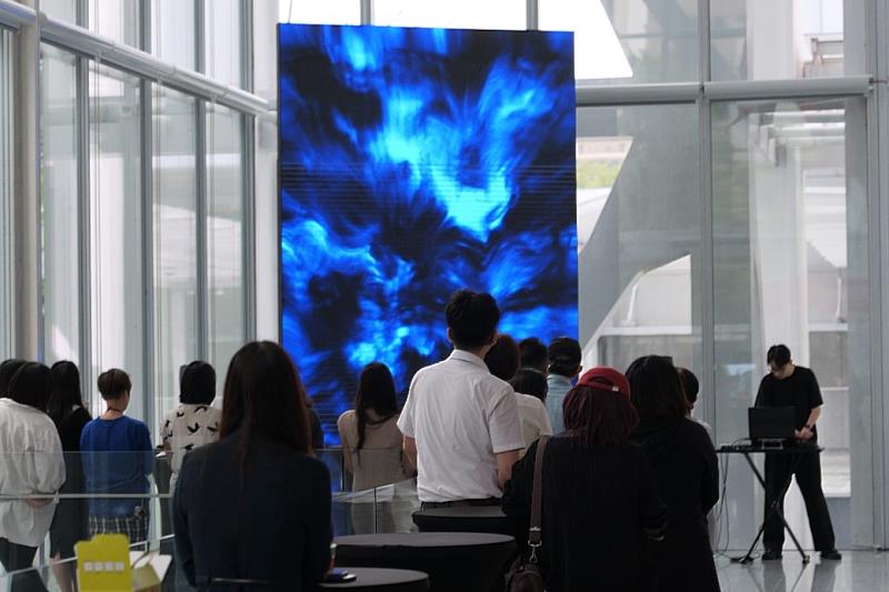 藝術家黃偉親自在A25富邦人壽大樓大廳演出其影像裝置〈Sedimentary〉，凝聚大樓內的租戶和員工，繁忙工作之餘也有藝術相伴。