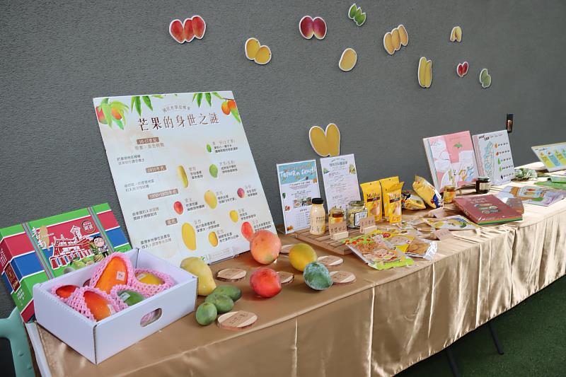 農糧署與縣市圖書館合作辦理在地國產水果推廣活動,並於各館設置系列繪本微書展