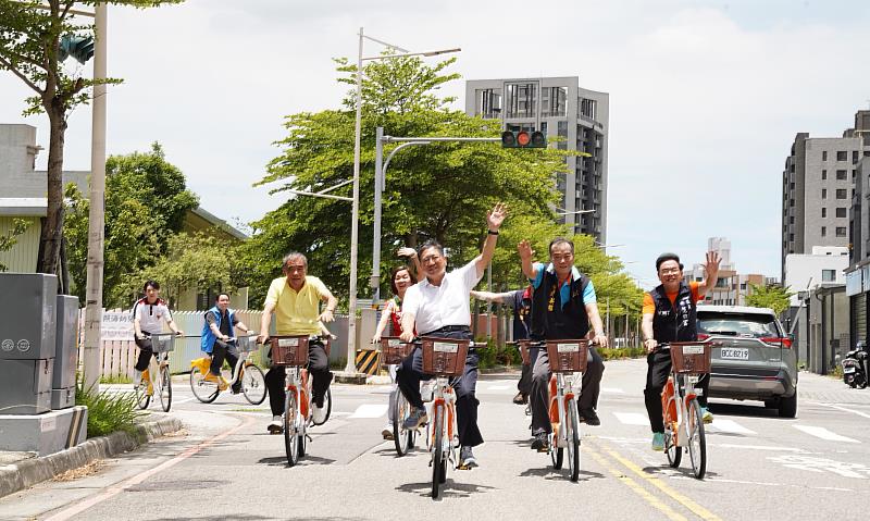 來賓們一同在新埔鎮騎乘YouBike。