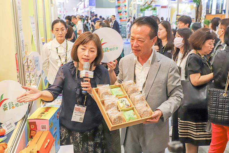 台北國際食品展登場 翁章梁率業者行銷嘉義優鮮精品-2