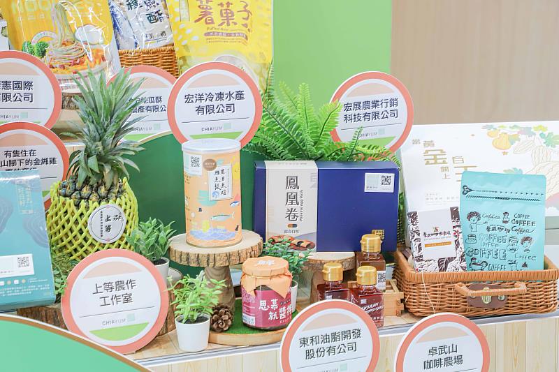 台北國際食品展登場 翁章梁率業者行銷嘉義優鮮精品-3